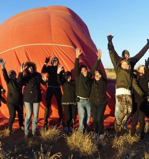 一群人站在帐篷前