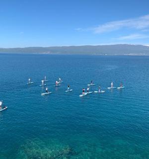 一群人在水中的船上