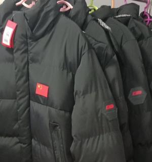 一堆夹克挂在衣架上