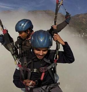 dva človeka se spuščata po ziplinu v gorah