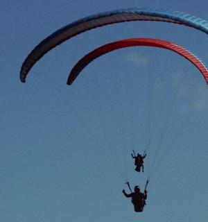 一名男子带着降落伞在空中飞行