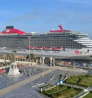 一艘游轮停靠在水中