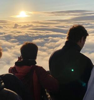 一群人站在山顶上