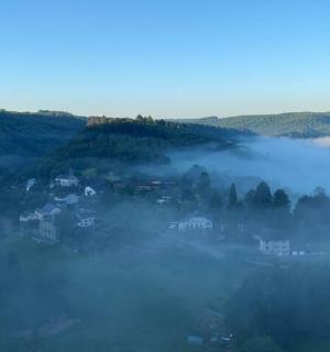 雾气弥漫的山谷中的一座小镇