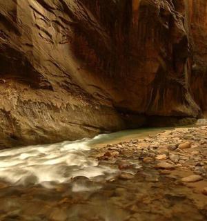 峡谷中的一条河流,有一条岩石路