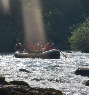 skupina lidí na voru v řece