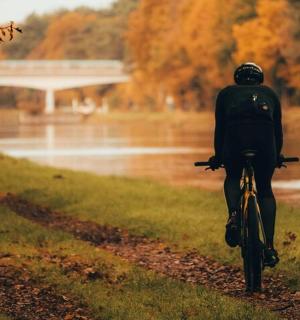 一个人在雨中沿着小路骑自行车