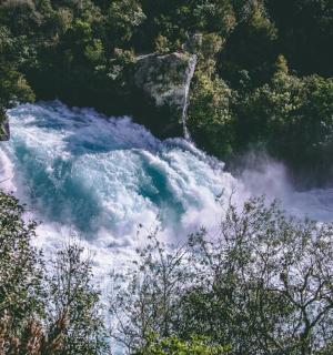 森林中河流的瀑布
