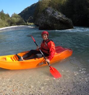 河上划皮艇的人