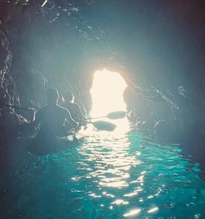 两个人坐在水中的洞穴里