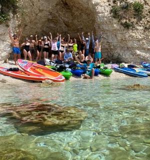 一群人站在船边的水中