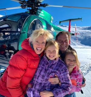 一群人站在直升机前