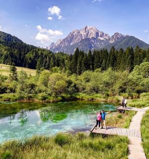 一群人站在河上的桥上