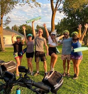 一群人站在草地上,双手高举