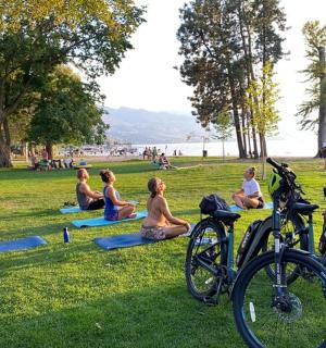 一群人坐在公园里做瑜伽