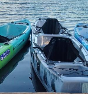 hai chiếc thuyền đậu cạnh nhau trên mặt nước