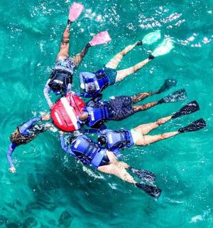 一群人漂浮在水中