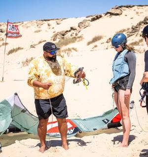 一群人站在海滩上放风筝