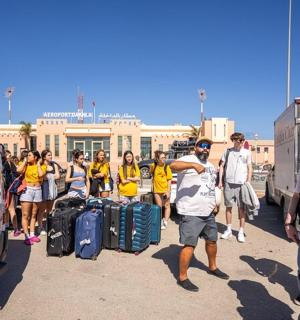 一群带着行李的人下车