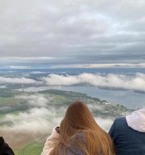 一群人坐在山顶上