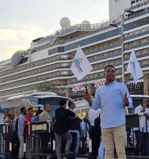 一群人站在游轮前