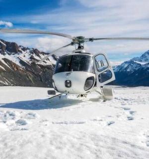 一架直升机停在山上的雪地里