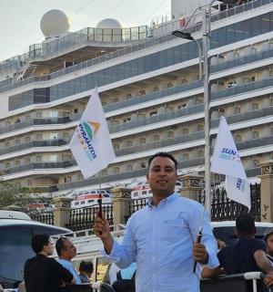 一名男子站在一艘游轮前