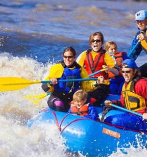skupina lidí na voru ve vodě