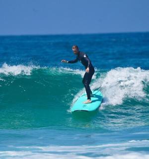 一名男子在海上冲浪