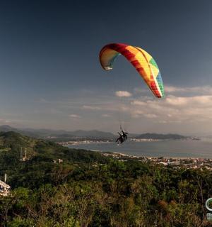 a person para sailing in the air with a parachute