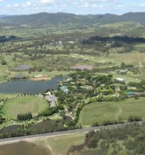 Loftmynd af almenningsgarði með tveimur vötnum