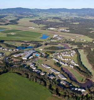 une vue aérienne d'un parc avec des maisons et un lac
