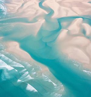 沙滩和水的鸟瞰图