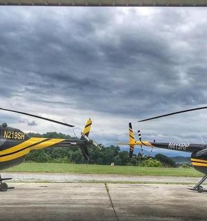 dva vrtulníky zaparkované vedle sebe na ranveji