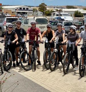 停车场里一群骑自行车的人