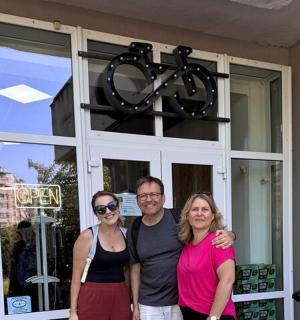 un bărbat și două femei stând în fața unei ferestre