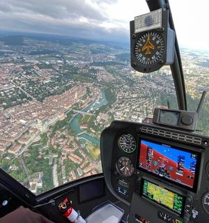 pohled na kokpit vrtulníku