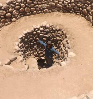 一名男子站在一堆岩石中间