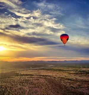 天空中飞翔的热气球