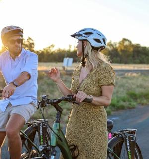 一男一女骑着自行车在路上行驶