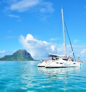 水中有一艘白色小船,上面有人