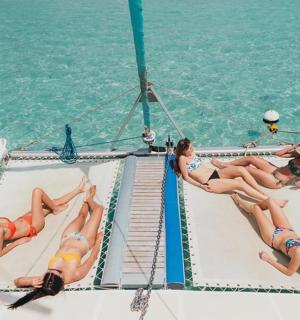 一群妇女躺在船甲板上