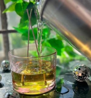 桌上放着一杯威士忌