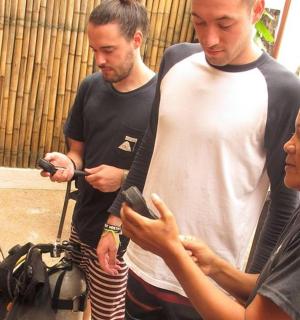 两个男人和一个女人在看手机