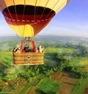 一群人乘坐热气球