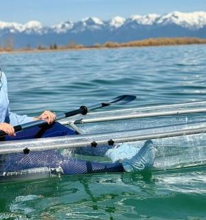 一位女士坐在水上的船里