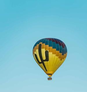 horkovzdušný balón na obloze
