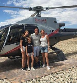 一家人在直升机前合影