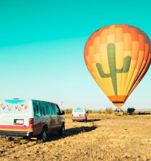 dodávka a horkovzdušný balón na poli