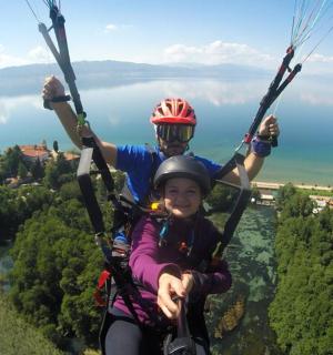 两个人正乘坐降落伞